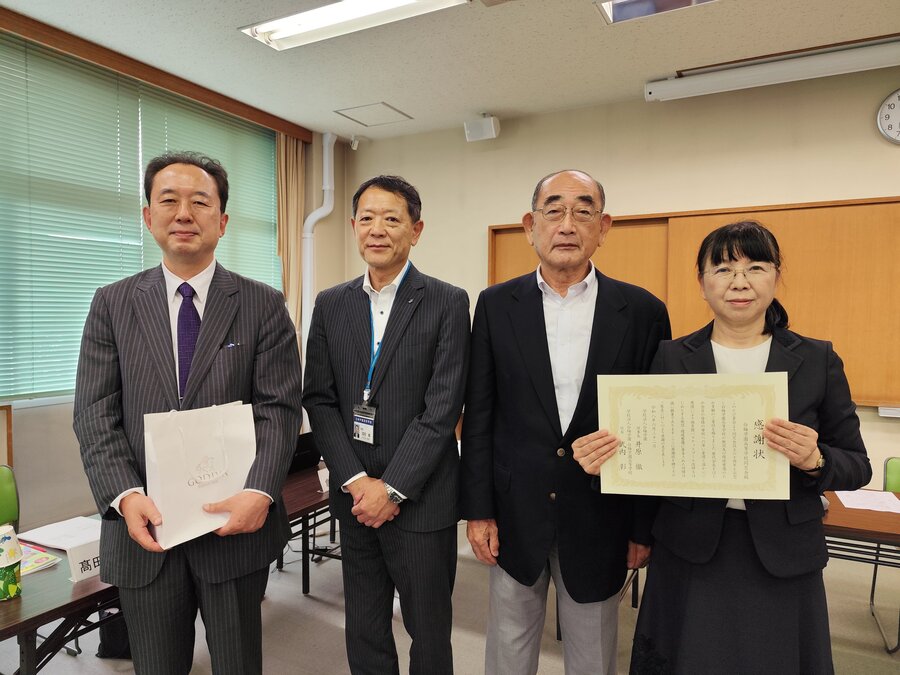 白梅学園高等学校同窓会へ感謝状を贈呈しました